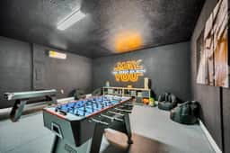 Gorgeous 6Bed Villa with Pool & Game Room - Image 2